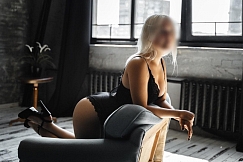 Девушка массажистка Майя, салон Сахар